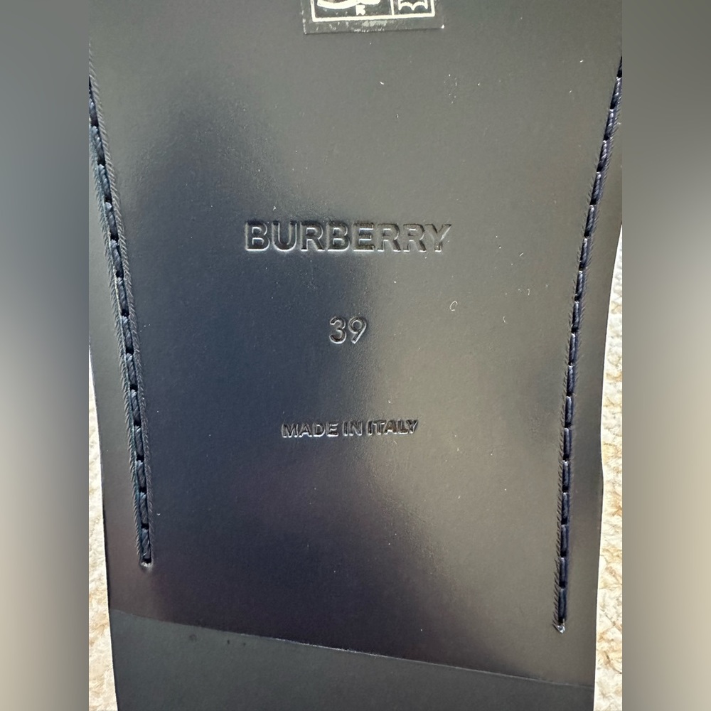 Burberry shoes - Picture 3 of 4